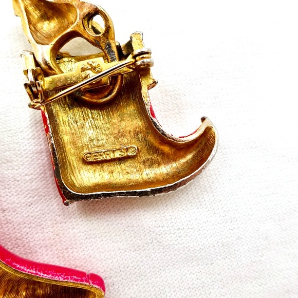 TWO CHRISTMAS STOCKING PINS Dog & Cat in Stockings - Picture 10 of 11